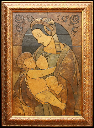 Кормящая младенца - картина из камня