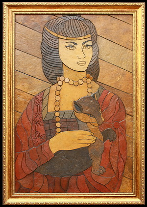 Девушка с горнорстаем - картины из камня